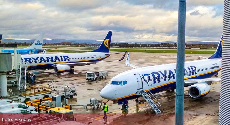 avion aerodrom ryanair.jpg